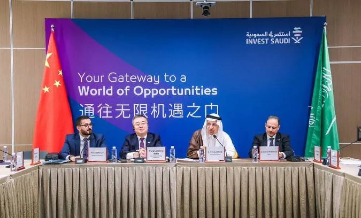 وزير الاستثمار السعودي متحدثاً للحضور في الطاولة المستديرة (الشرق الأوسط)