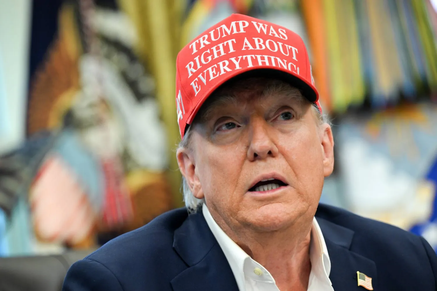 ترمب يعلن في البيت الأبيض أن قرعة «كأس العالم 2026» ستُجرى خلال ديسمبر في «مركز كيندي»... (إ.ب.أ)