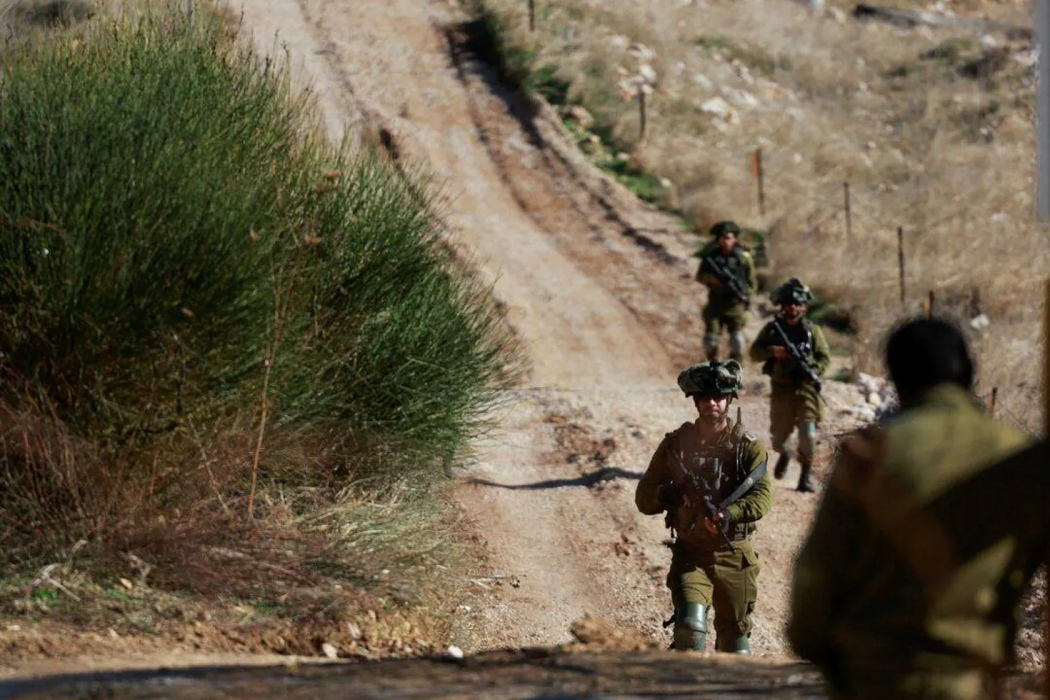 جنود إسرائيليون يتجمّعون بالقرب من خط وقف إطلاق النار مع سوريا عند مرتفعات الجولان التي تحتلها إسرائيل - 9 ديسمبر 2024 (رويترز)