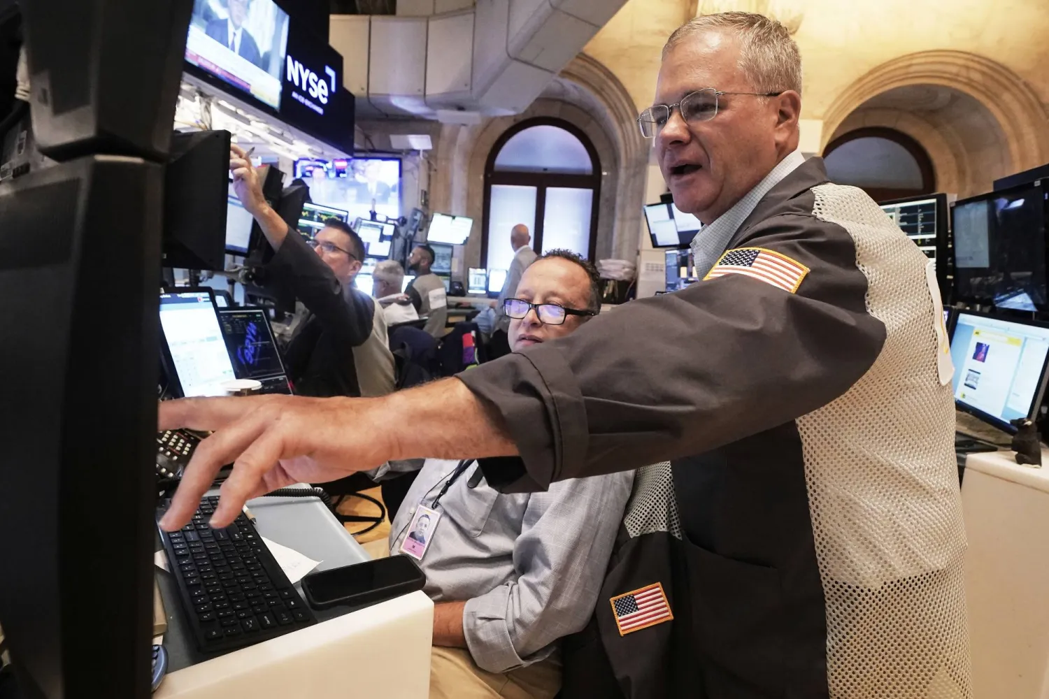 متداولون يعملون في بورصة نيويورك (أ.ب)