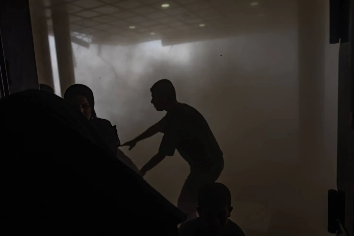 فلسطينيون يفرون عقب غارة جوية إسرائيلية استهدفت مجمع ناصر الطبي في خان يونس جنوب قطاع غزة الاثنين (إ.ب.أ)