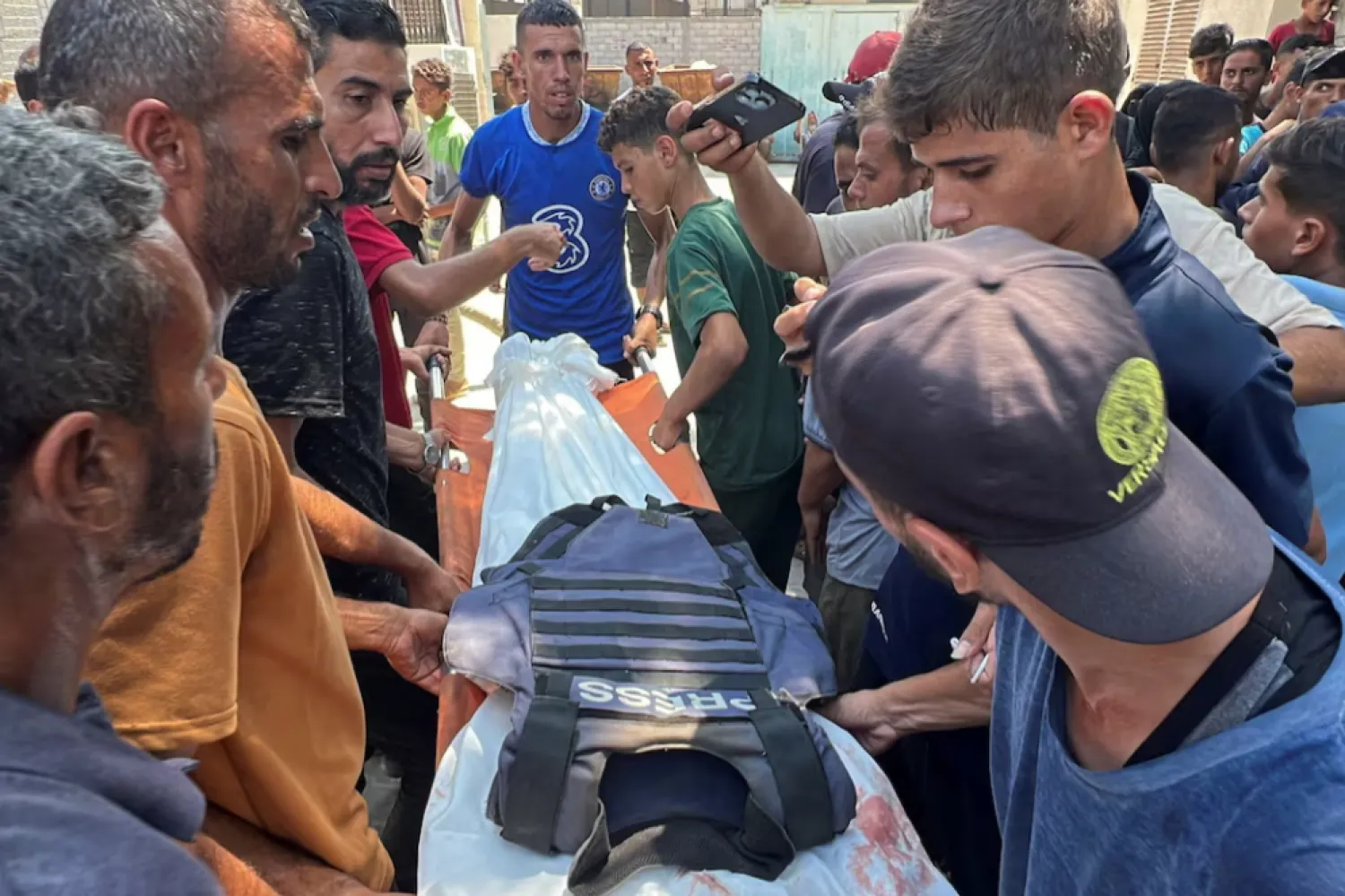 Mourners carry the body of Palestinian cameraman Hussam al-Masri, who was a contractor for Reuters, after he was killed along with other journalists and people in Israeli strikes on Nasser hospital, in Khan Younis in the southern Gaza Strip, August 25, 2025. REUTERS/Stringer 