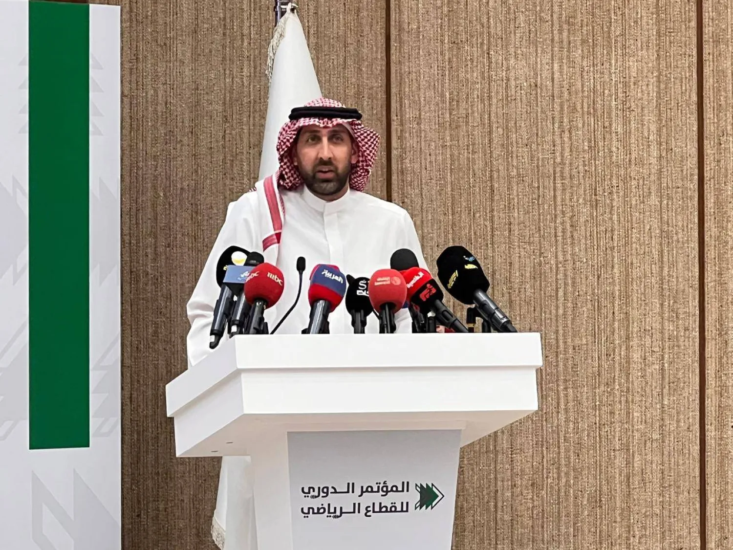 أنس دهلوي خلال حديثه للمؤتمر الرياضي العام (الشرق الأوسط)