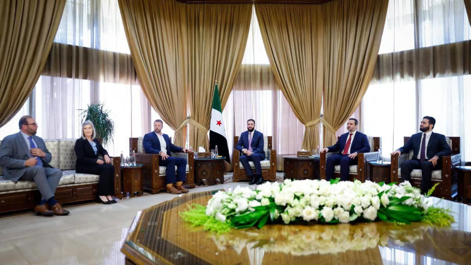 الرئيس السوري أحمد الشرع يستقبل وفداً من أعضاء مجلسَي النواب والشيوخ الأميركيين في دمشق (أ.ف.ب)