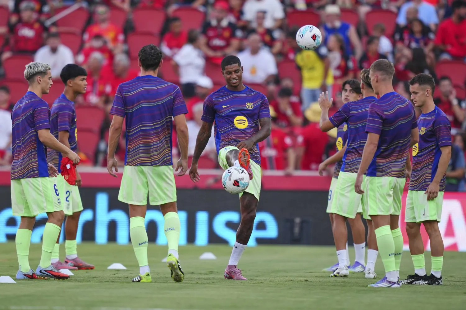 ماركوس راشفورد ولاعبو برشلونة قبل مباراة ليفانتي (أ.ب)