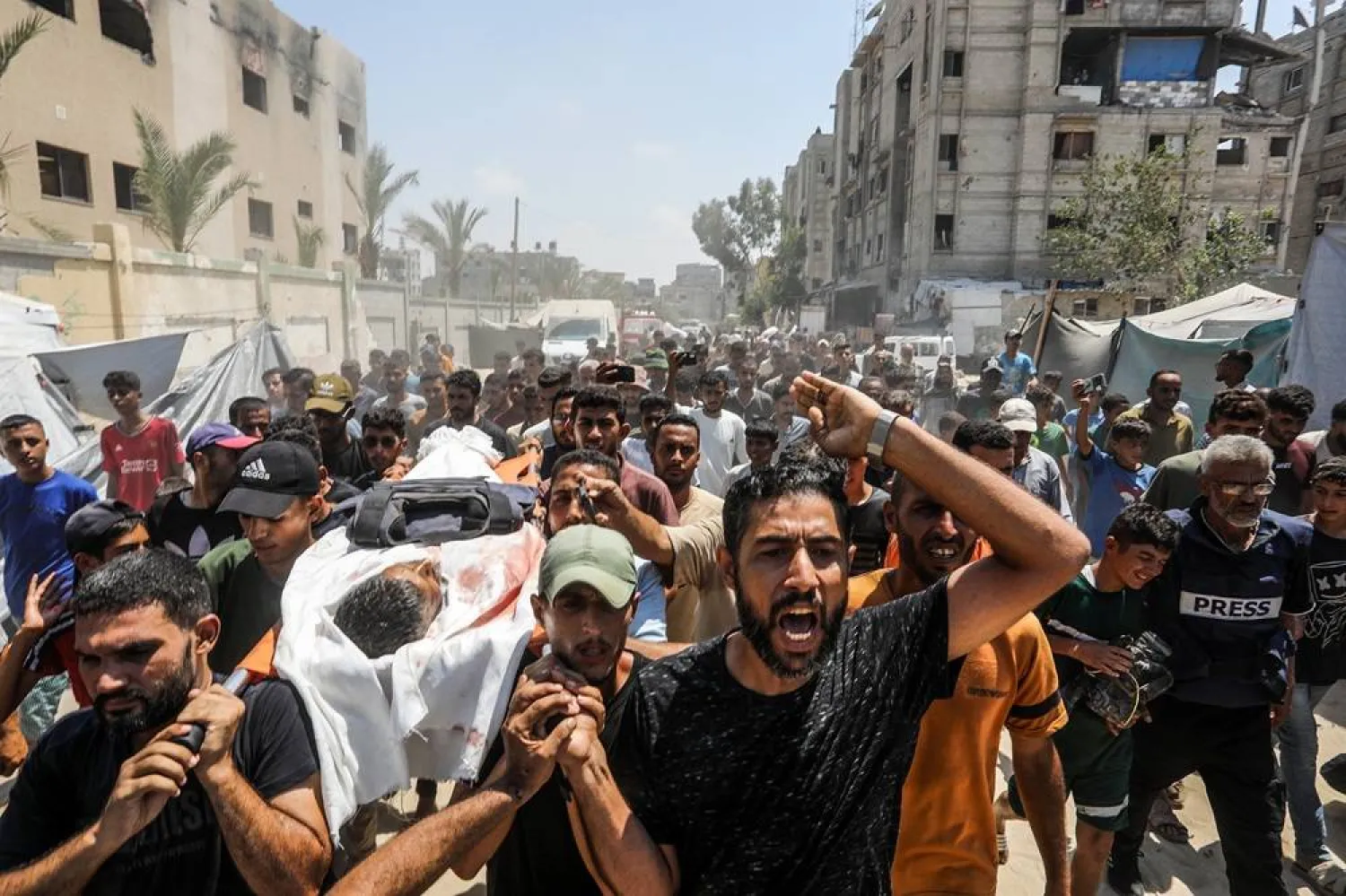 26 August 2025, Palestinian Territories, Khan Younis: Palestinians carry the body of a journalist who was killed in an Israeli strike on Nasser Hospital in Khan Younis. (dpa) 