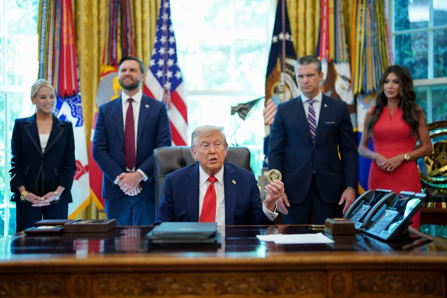 الرئيس الأميركي دونالد ترمب مع أعضاء من إدارته في المكتب البيضاوي بالبيت الأبيض في العاصمة واشنطن 25 أغسطس 2025 (إ.ب.أ)