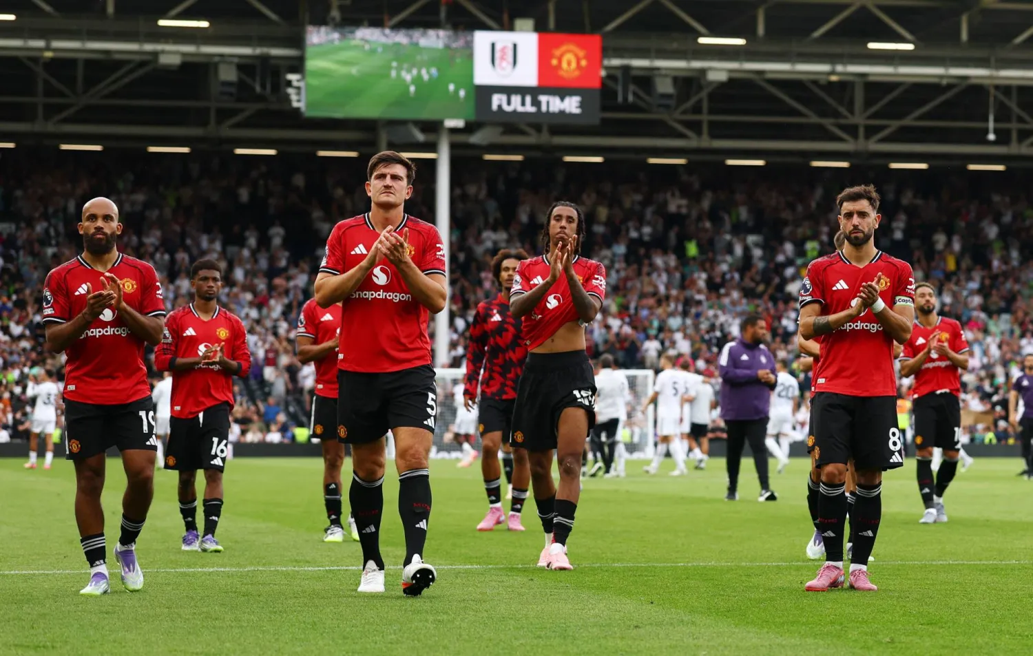 لاعبو مانشستر يونايتد يغادرون ملعب فولهام بلندن (رويترز)