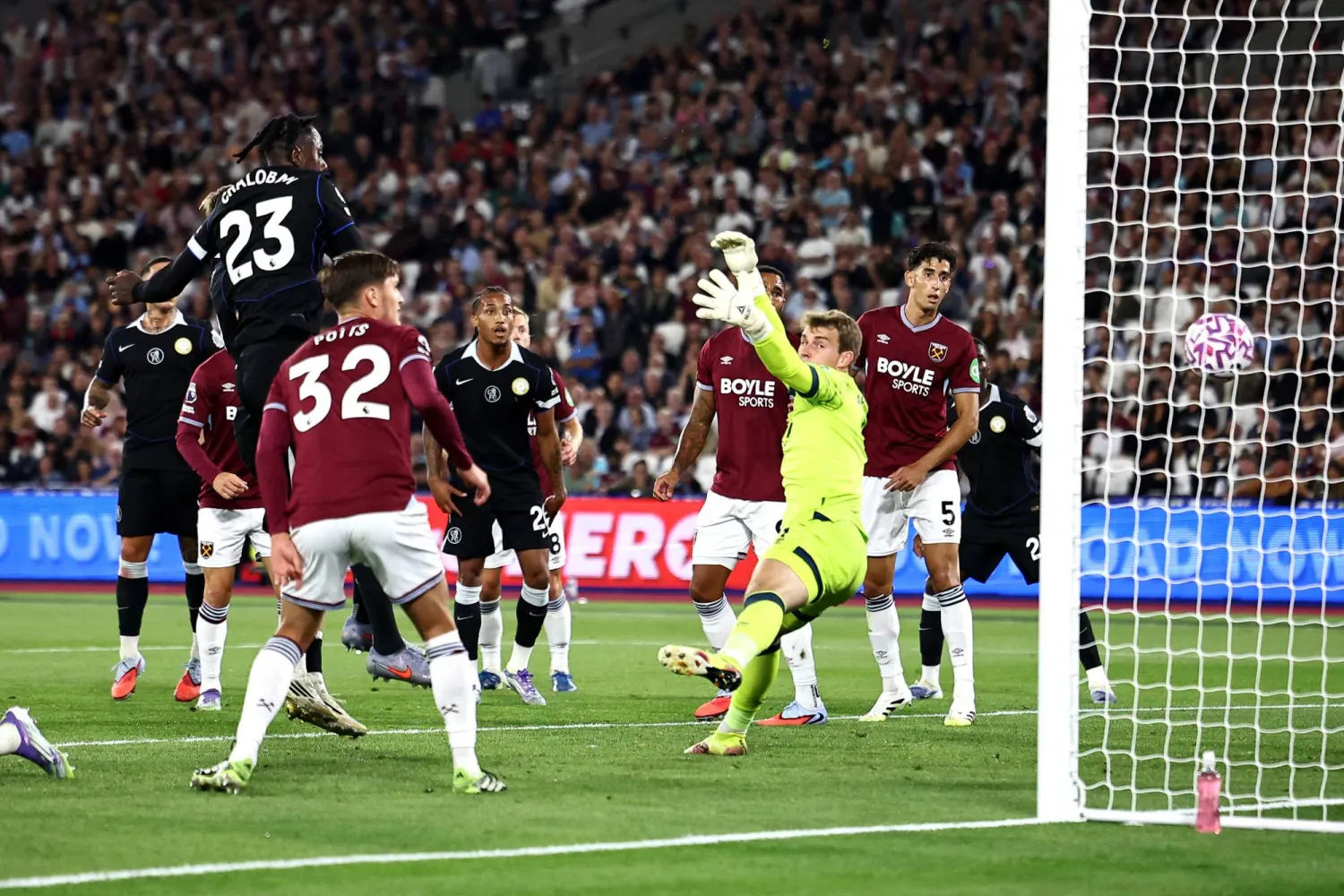 تريفو شالوبا (رقم 23) يختتم خماسية تشيلسي في شباك وست هام (أ.ف.ب)