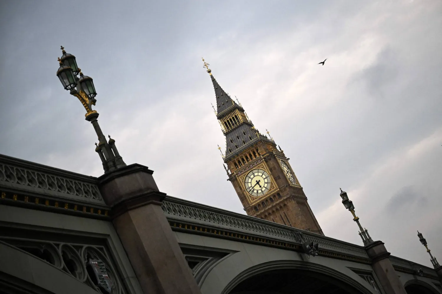 الشرطة البريطانية تعلن مقتل 3 أشخاص جراء تحطم طائرة هليكوبتر خلال تدريب بالقرب في جزيرة وايت (أ.ف.ب)