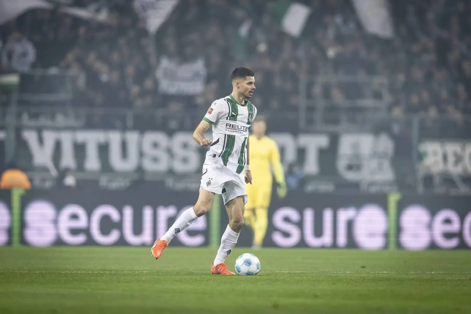 لاعب خط الوسط الألماني جوليان فايغل (نادي بوروسيا مونشنغلادباخ)