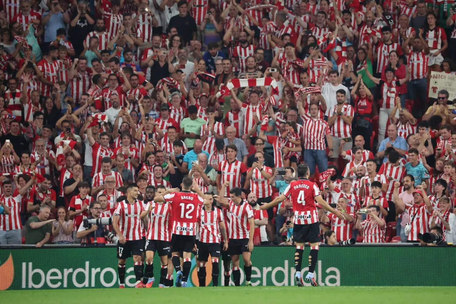 احتفالية لاعبي أتلتيك بلباو مع جماهيرهم بعد الفوز على فايكانو (إ.ب.أ)