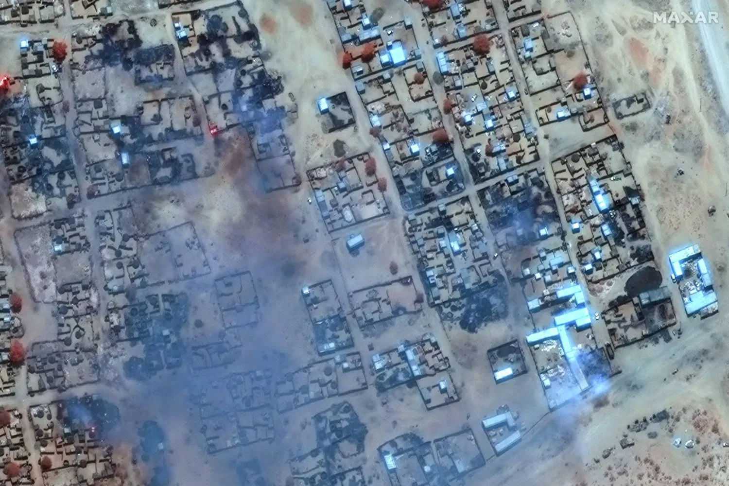 Darfur'da el Fasir yakınlarındaki Zemzem kampında yanan binalardan yükselen dumanları havadan çekilen görüntüsü (AFP)