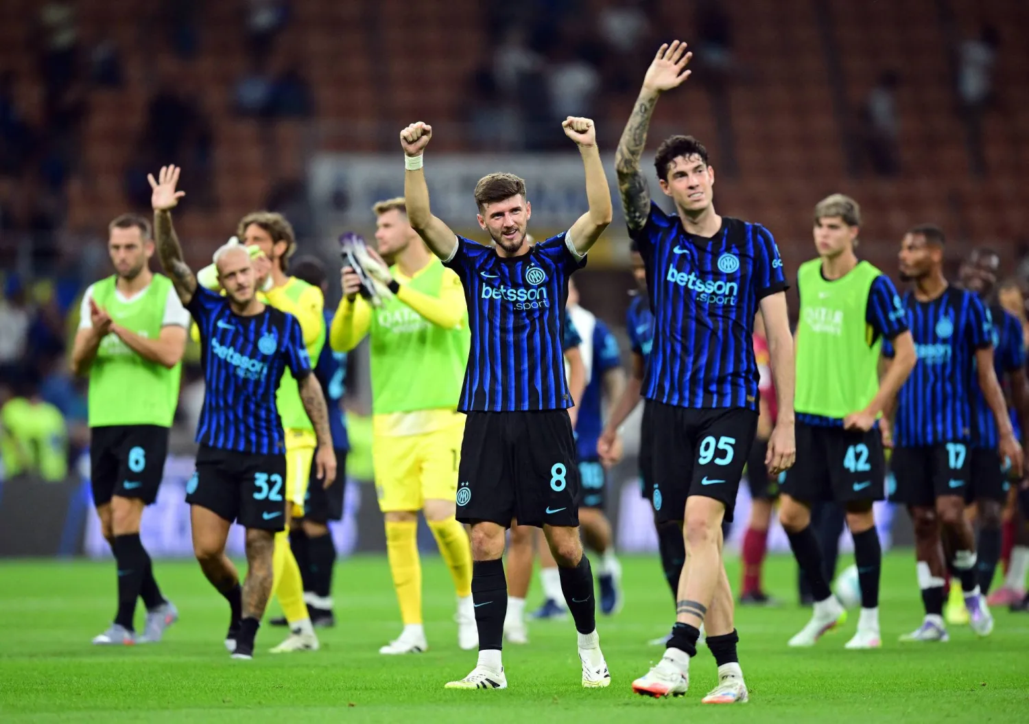 لاعبو إنتر ميلان يحتفلون بالفوز الكبير على تورينو (رويترز)