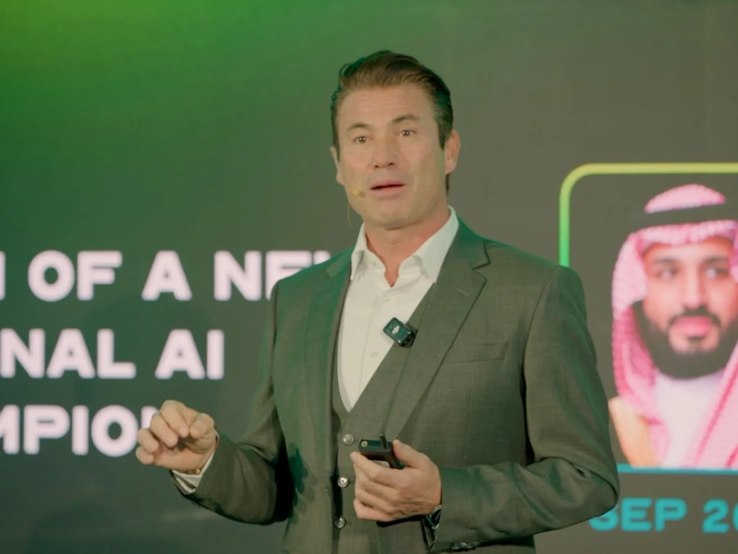 الرئيس التنفيذي لـ«هيوماين» طارق أمين يتحدث خلال إطلاق «هيوماين تشات» (تركي العقيلي)