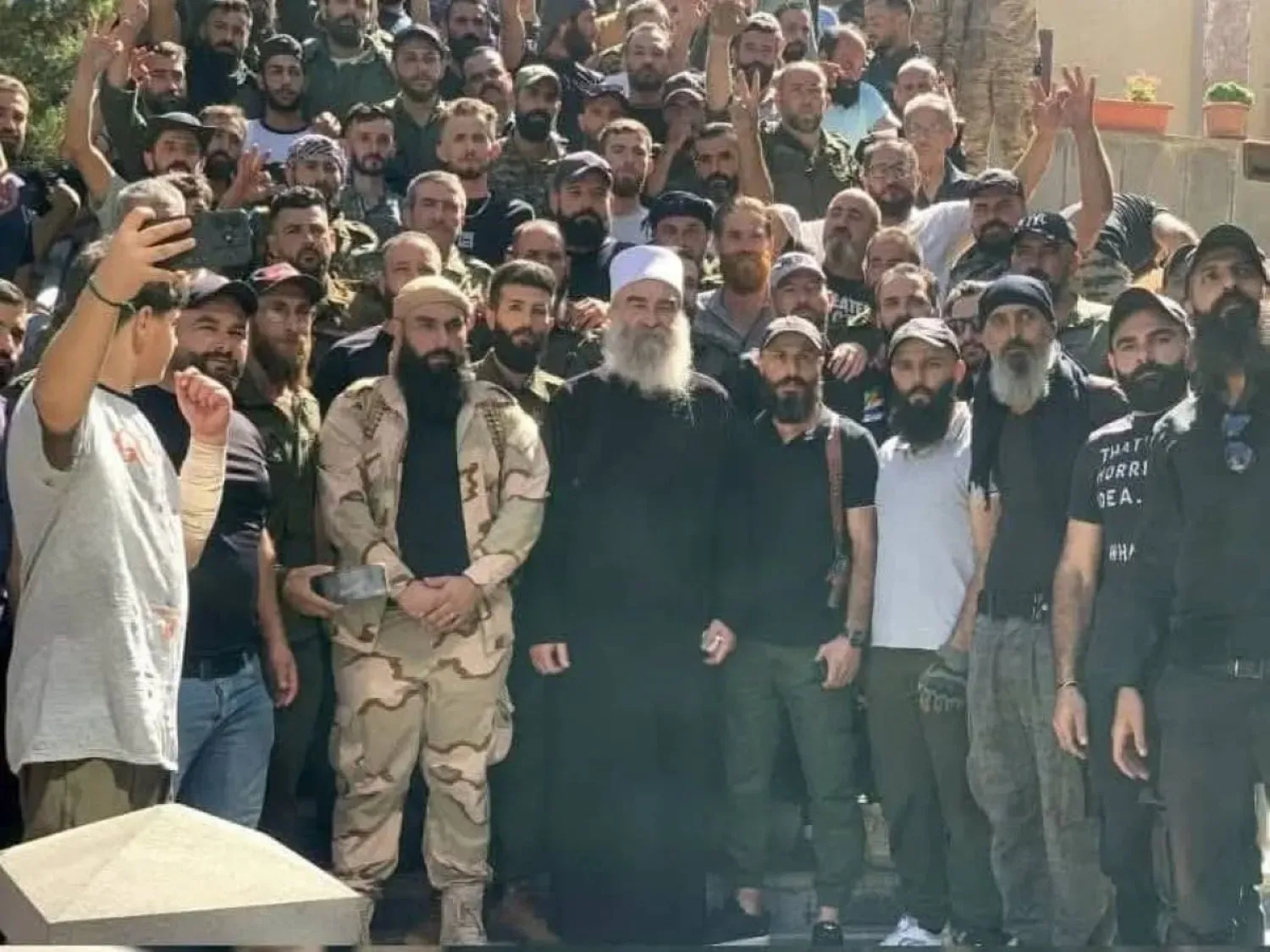 Süveyda'da Ulusal Muhafızlar grubunun kurulmasının anısına, grubun liderleri ve Şeyh Hikmet el-Hicri ile birlikte çekilen hatıra fotoğrafı (Facebook)
