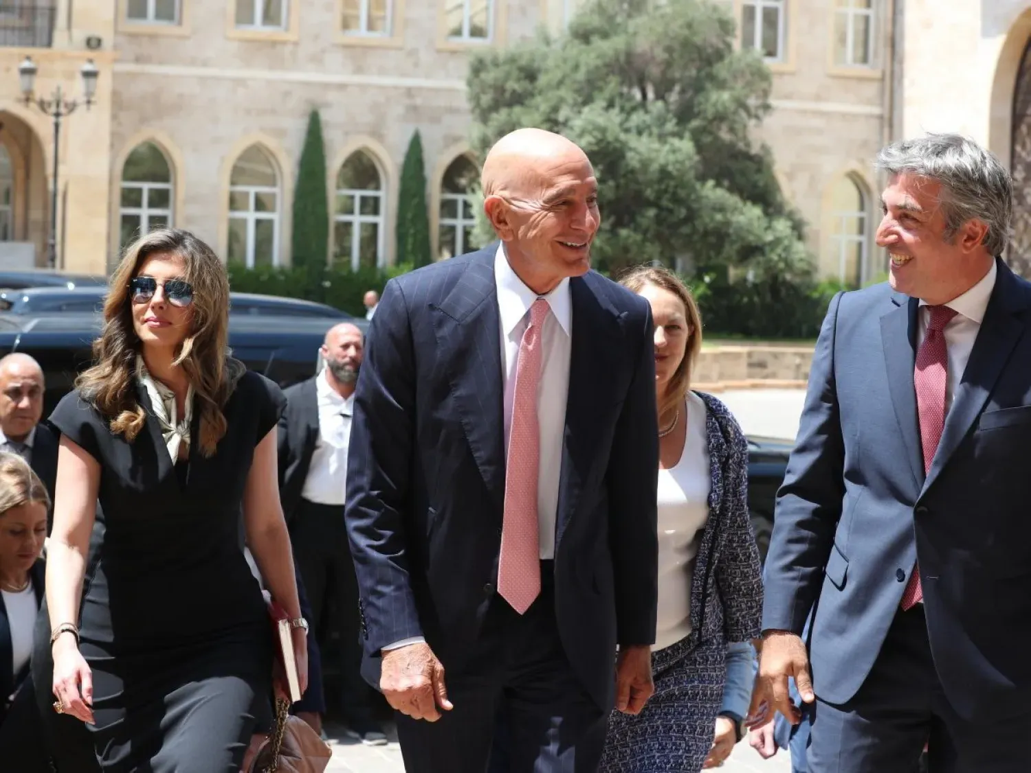 ABD elçisi Tom Barrack, geçen hafta Beyrut'a yaptığı ziyaret sırasında Başbakan Nevvaf Selam ile görüşmesinden önce (EPA)