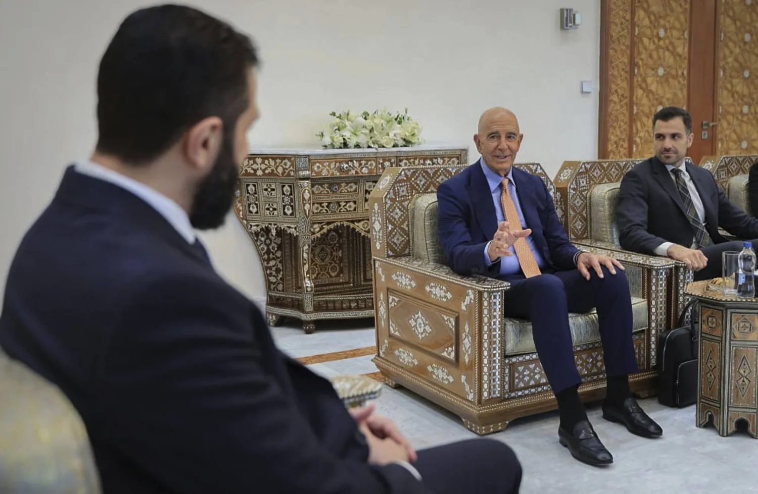 الرئيس السوري أحمد الشرع يلتقي المبعوث الأميركي الخاص إلى سوريا توم براك في دمشق (سانا)