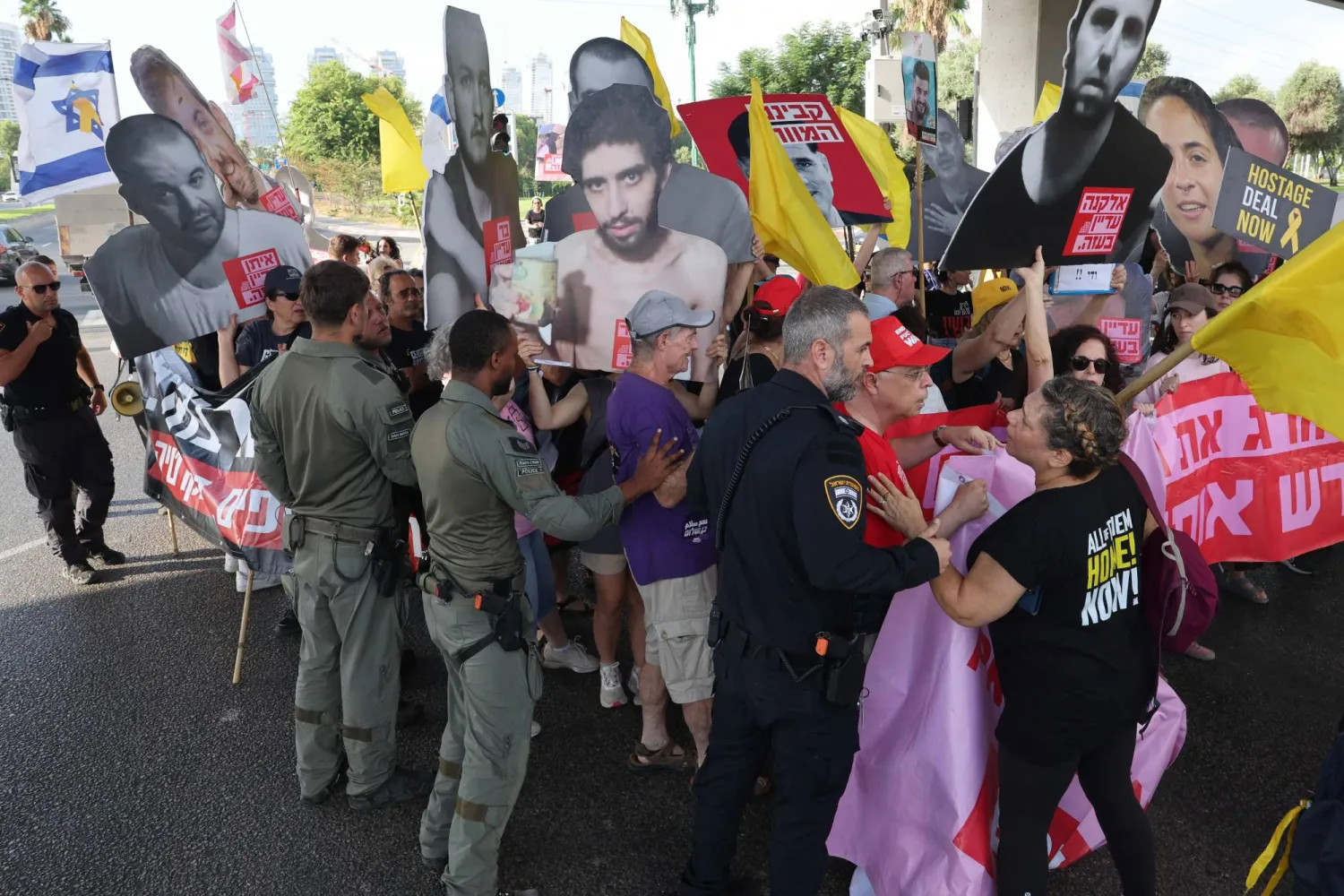 تحاول الشرطة الإسرائيلية منع المتظاهرين من إغلاق حركة المرور في تل أبيب (أ.ف.ب)