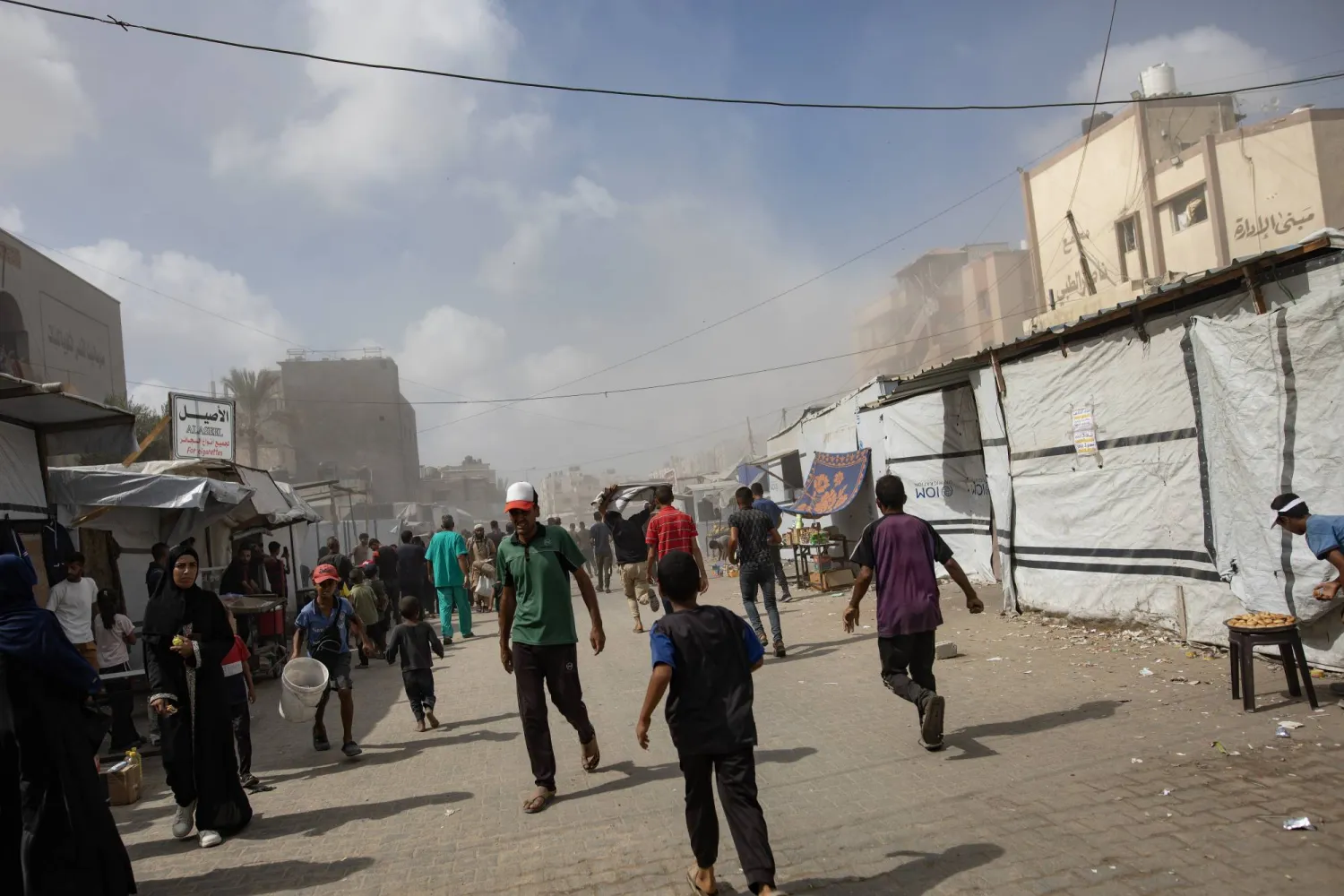 فلسطينيون يفرون عقب غارة جوية إسرائيلية استهدفت مستشفى ناصر في خان يونس (إ.ب.أ)