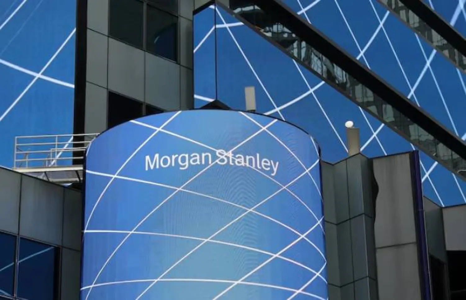 صورة لشعار «مورغان ستانلي» على المقر الرئيسي للشركة في نيويورك (رويترز)