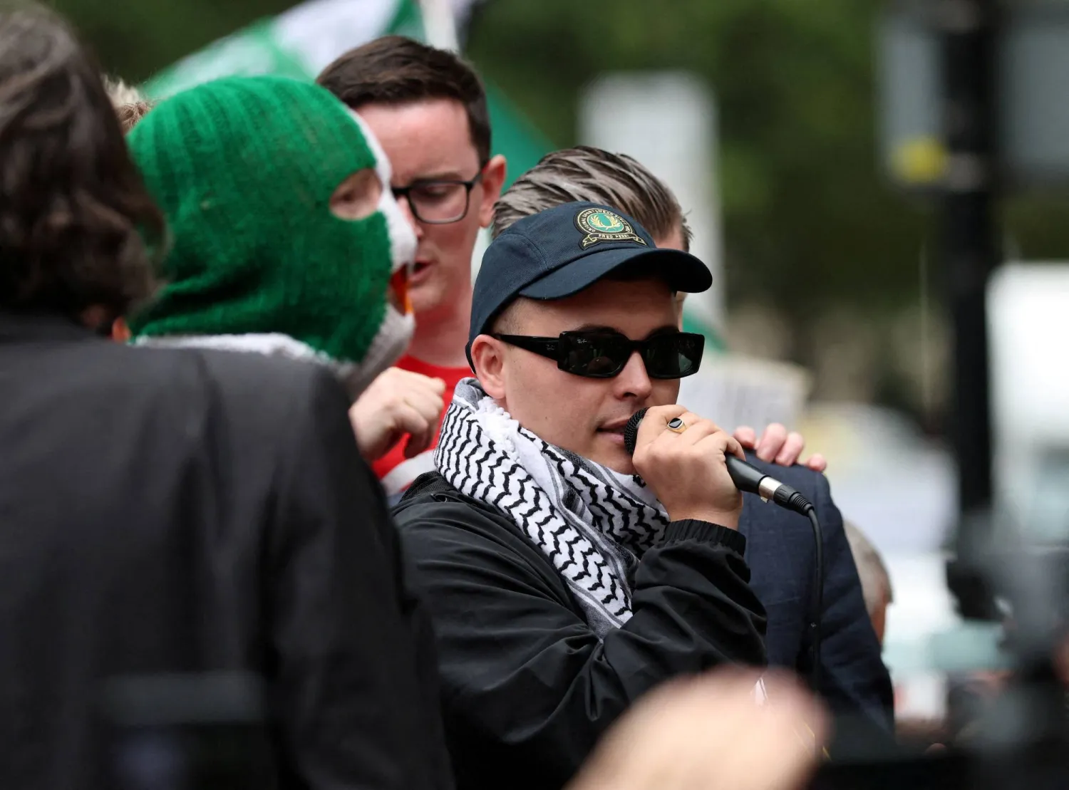 عضو فرقة «نيكاب» ليام أوهانا الذي اتُّهم بارتكاب جريمة إرهابية برفع علم «حزب الله» على خشبة المسرح عام 2024 (رويترز)