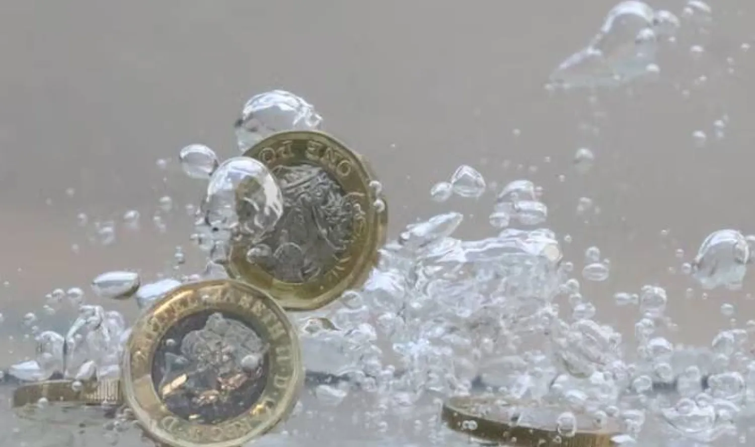 عملات معدنية من الجنيه الإسترليني (رويترز)