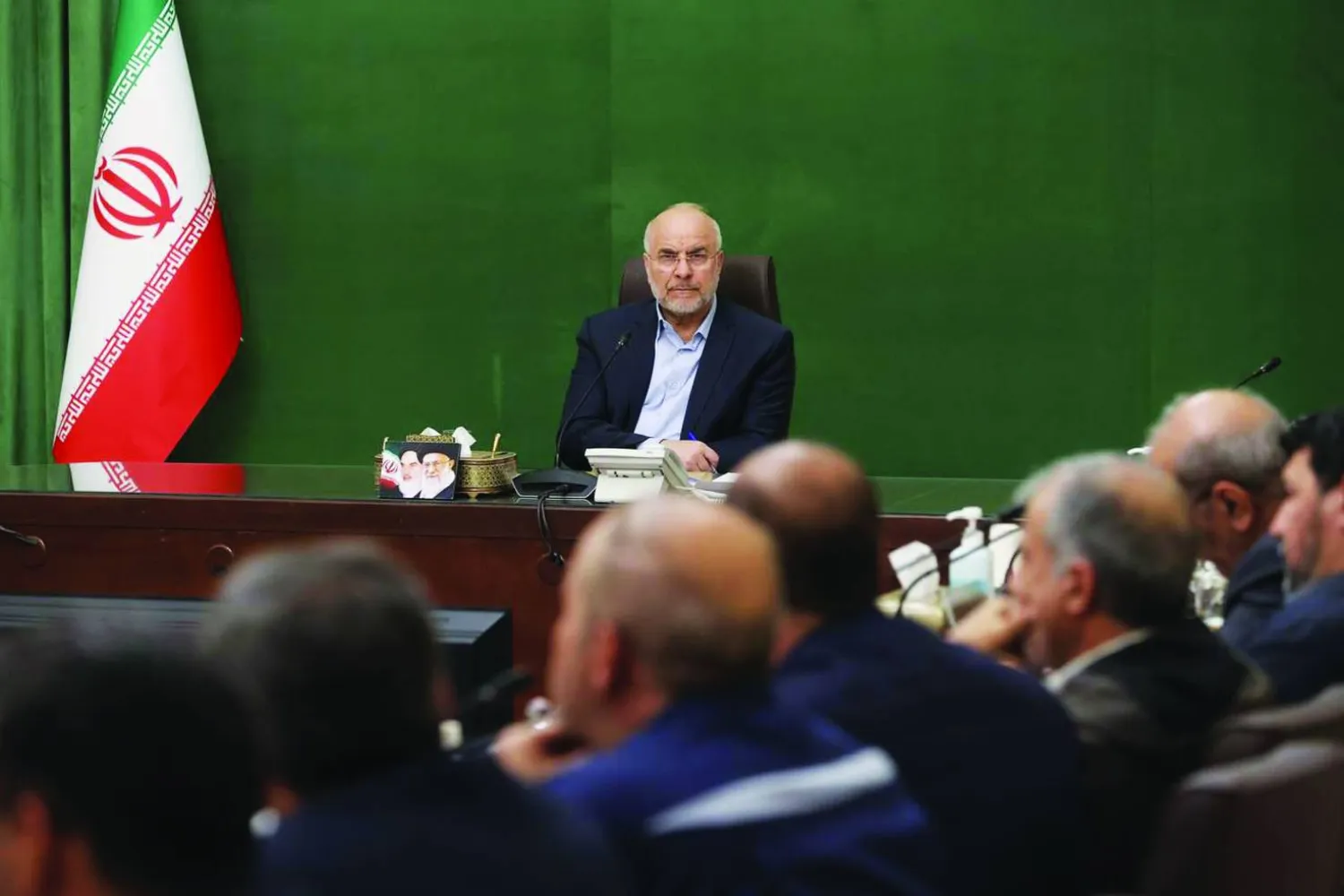 قاليباف يتحدث في اجتماع مع مسؤولين الأسبوع الماضي (البرلمان الإيراني)