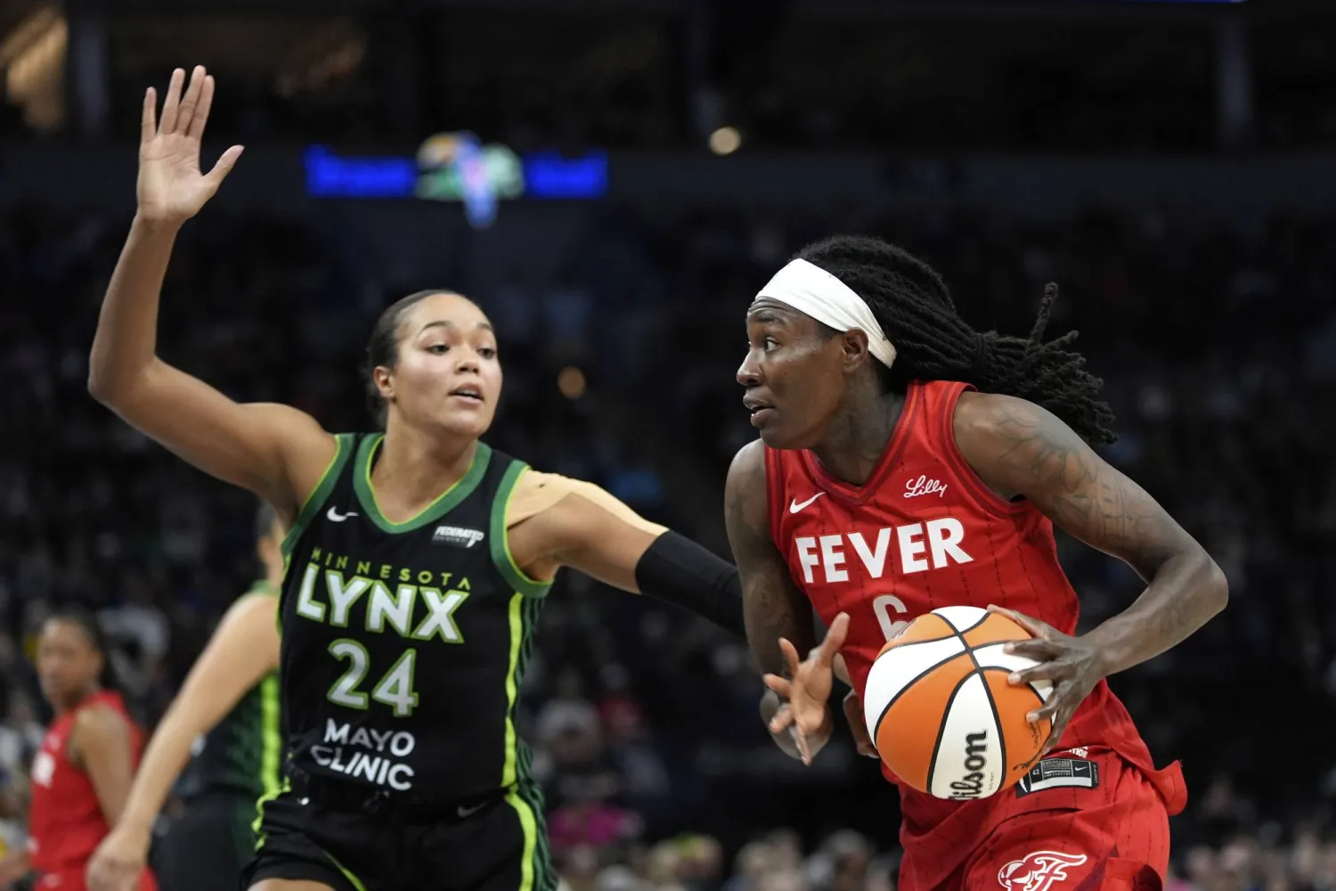 المفاوضات لا تزال قائمة بين رابطة دوري كرة السلة الأميركي للسيدات «دبليو إن بي إيه» ونقابة اللاعبات حول تحسين شروط العمل والأجور (أ.ب)