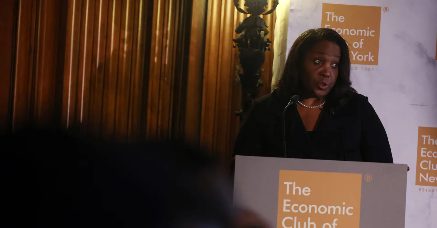 عضوة مجلس «الاحتياطي الفيدرالي» ليزا كوك (رويترز)