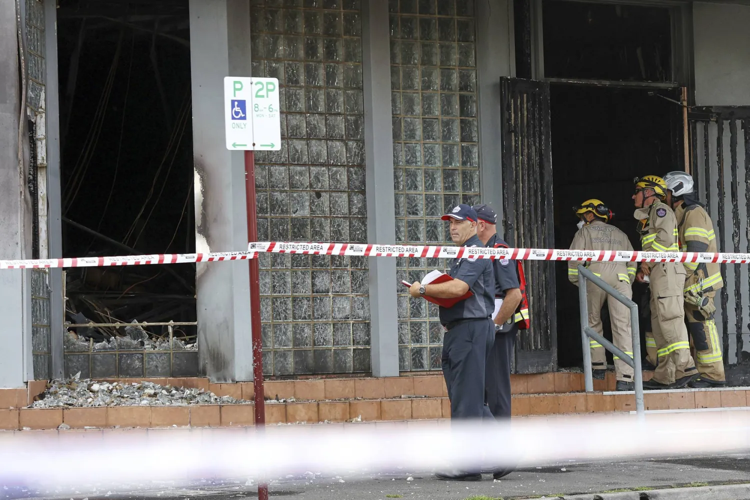 عناصر من الشرطة الأسترالية قرب كنيس يهودي تعرض لهجوم في ملبورن (أ.ب)