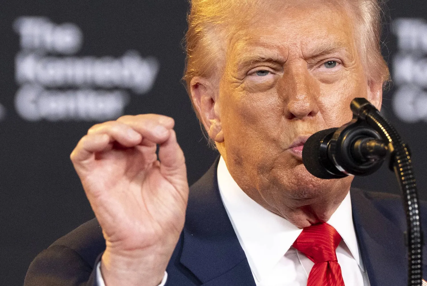 ترمب يتحدث في «مركز كيندي»... (أ.ب)