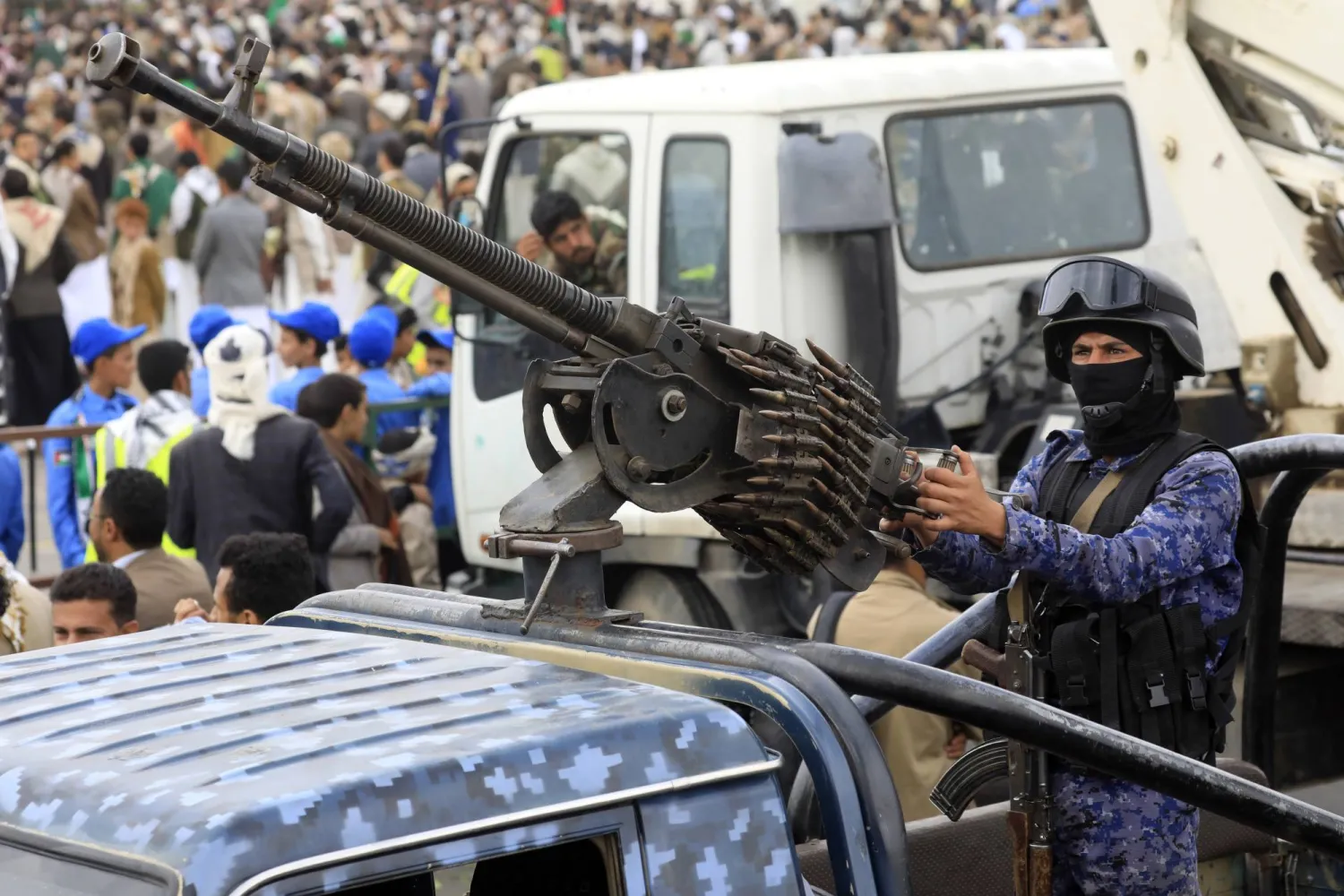 عنصر حوثي يمسك رشاشاً ثقيلاً على متن عربة أمنية خلال حشد للجماعة في صنعاء (إ.ب.أ)