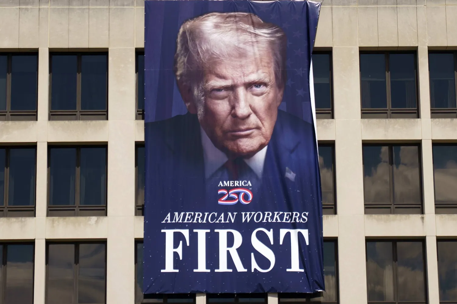 صورة عملاقة لترمب على واجهة وزارة العمل بواشنطن الاثنين (إ.ب.أ)