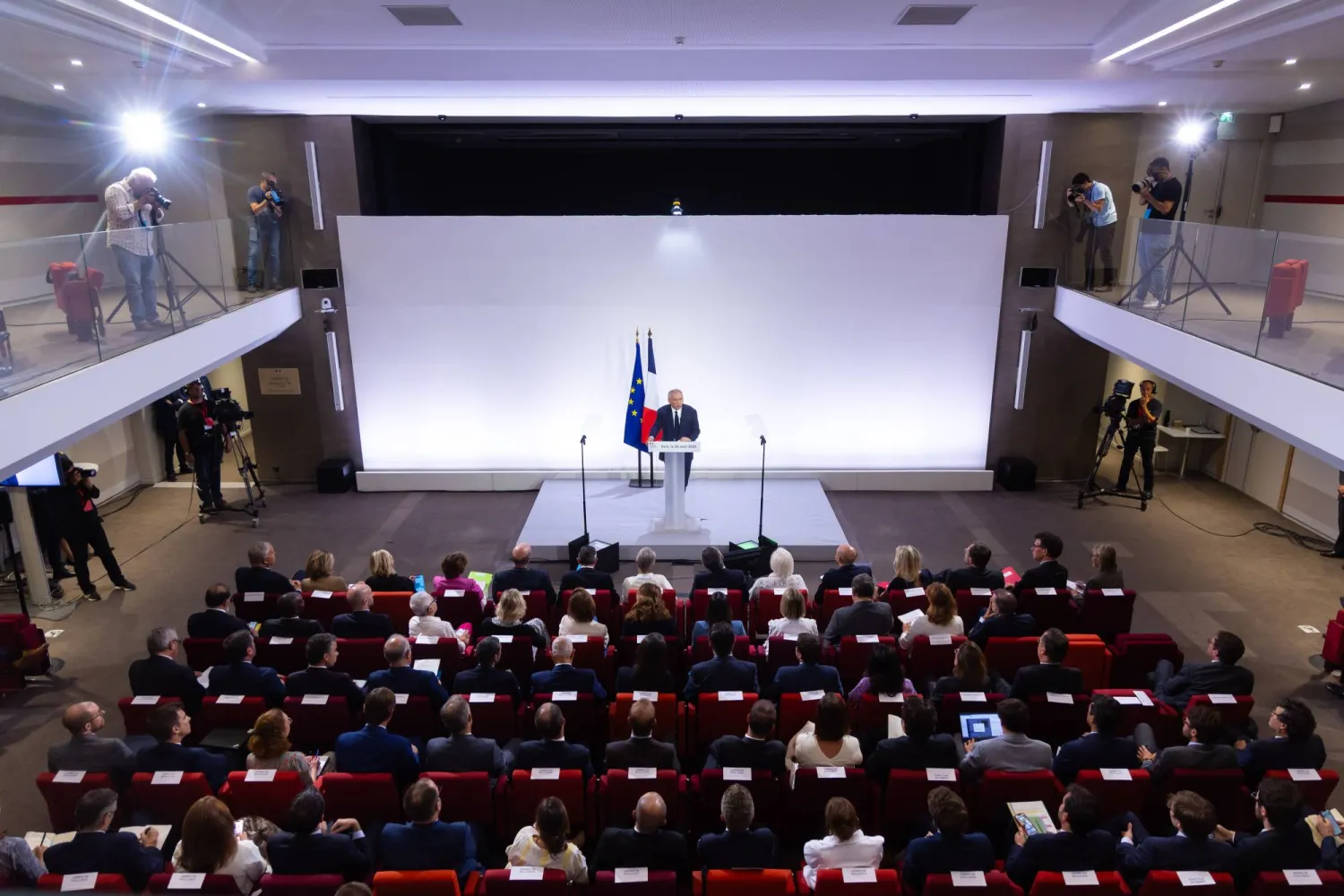 رئيس الوزراء الفرنسي فرنسوا بايرو يتحدث في مؤتمر صحافي لتقديم إرشادات الموازنة في 25 آغسطس (إ.ب.أ)