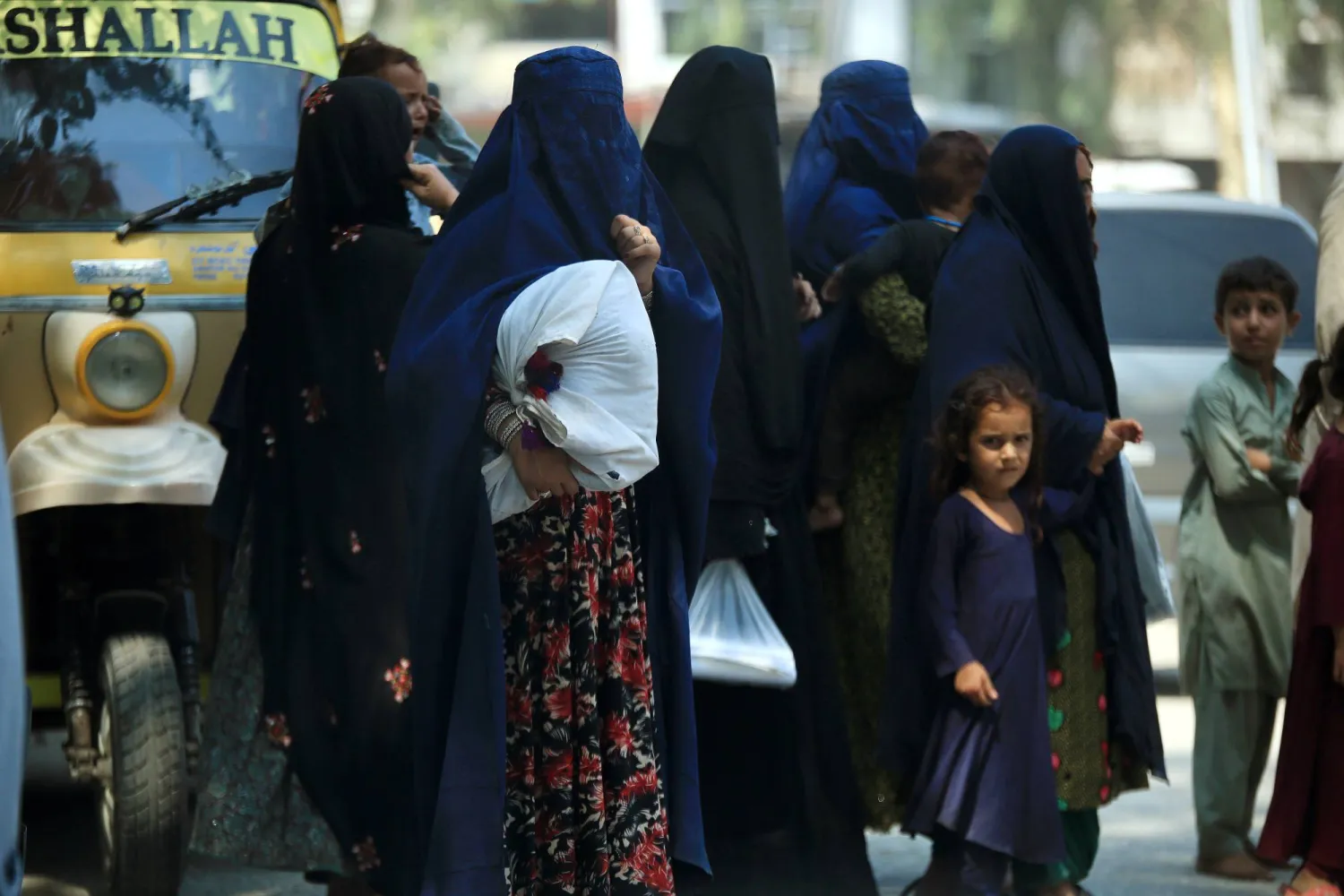 لاجئون أفغان يتجمعون قبل عودتهم إلى أفغانستان داخل مركز العودة الطوعية التابع لمفوضية الأمم المتحدة لشؤون اللاجئين بانتظار وثائقهم في أزاخِل بمقاطعة ناوشيرا في خيبر بختونخوا بباكستان يوم 25 أغسطس 2025 (إ.ب.أ)