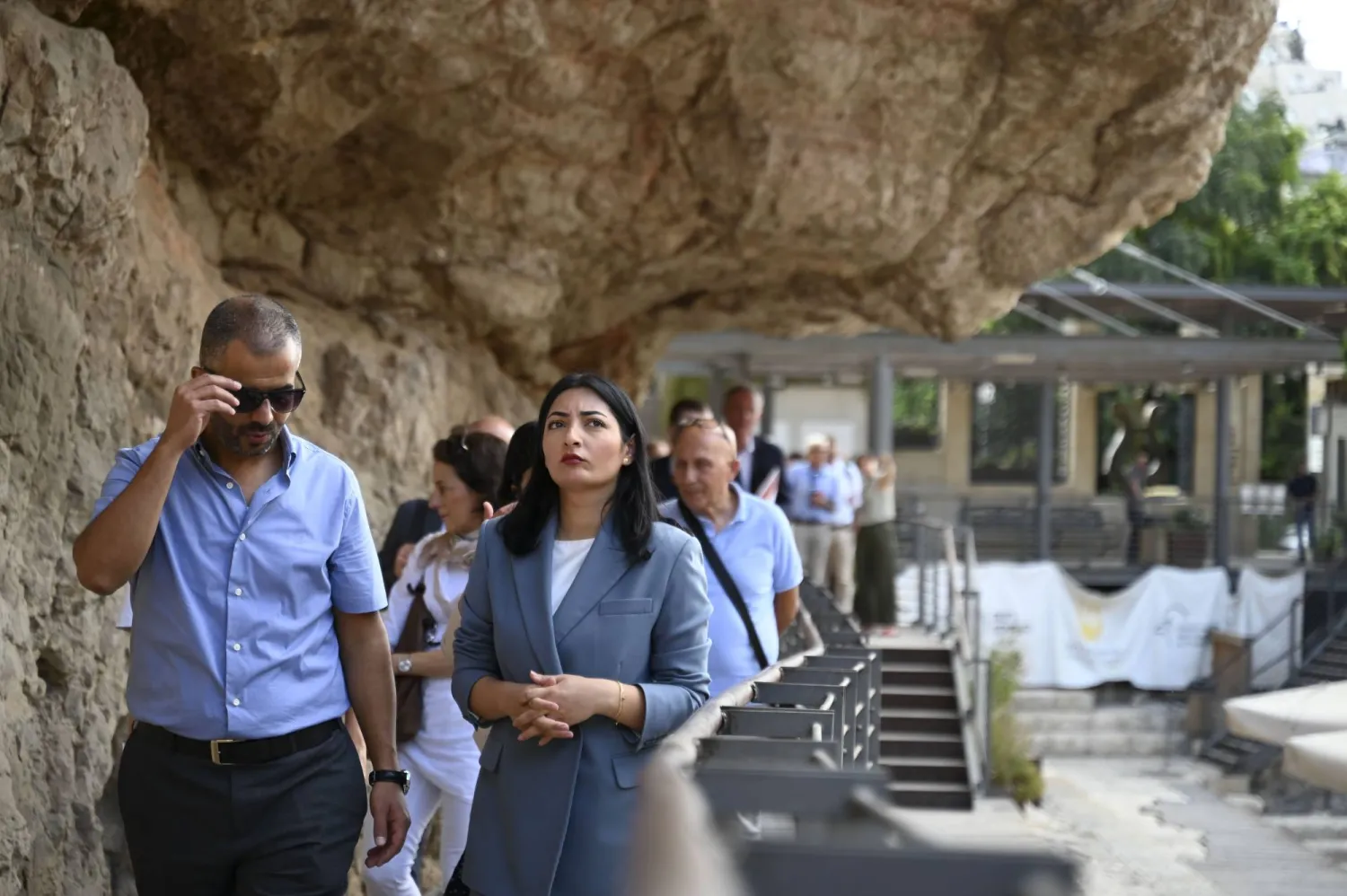 وزيرة التنمية الألمانية ريم العبلي رادوفان خلال زيارتها حياً في القدس الشرقية (د.ب.أ)