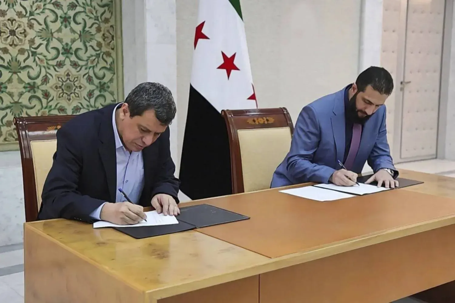 Suriye Cumhurbaşkanı Ahmed eş-Şera, geçtiğimiz mart ayında Suriye Demokratik Güçleri (SDG) lideri Mazlum Abdi ile entegrasyon anlaşması imzaladı. (AP)