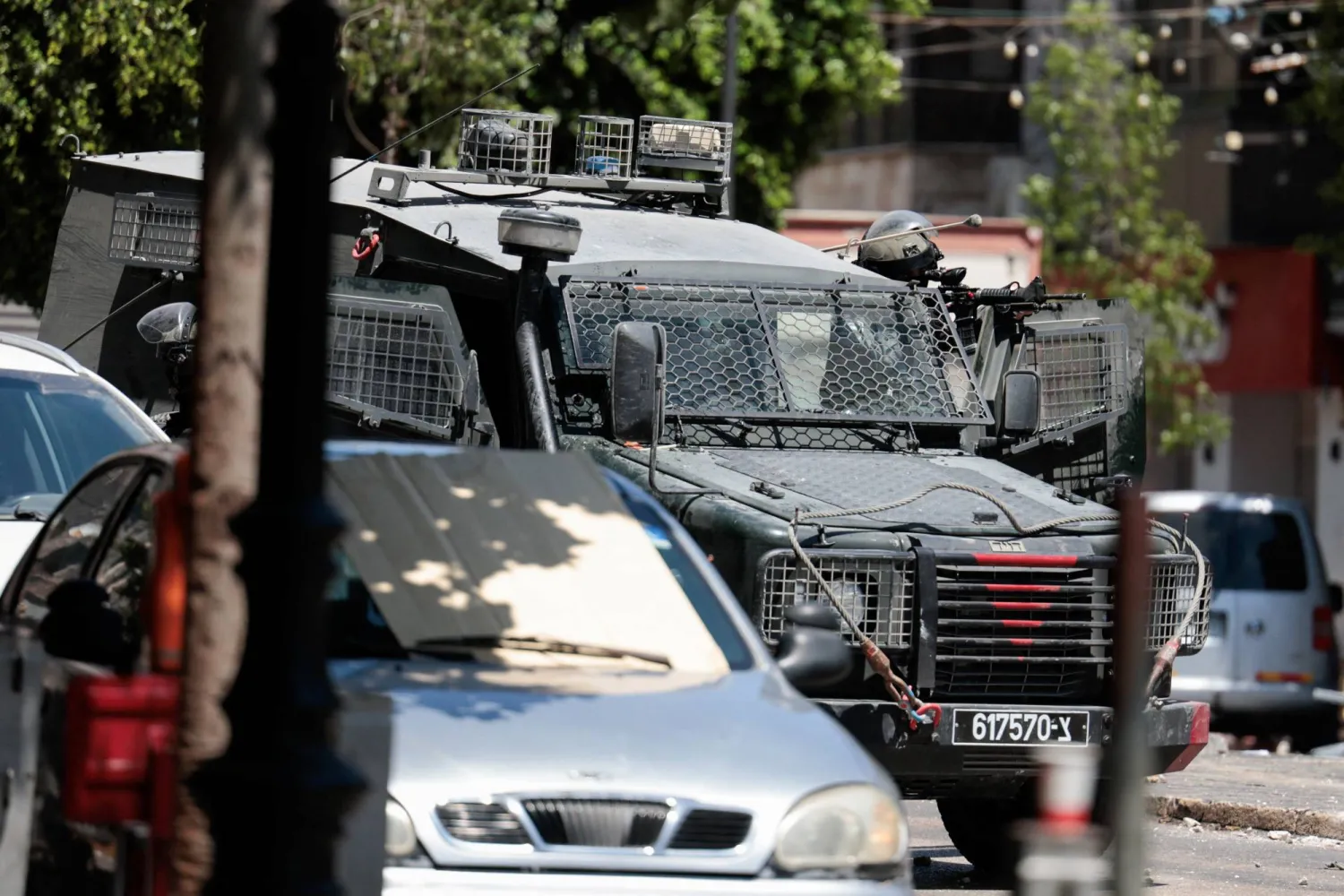 مركبات تابعة للجيش الإسرائيلي في رام الله (رويترز)