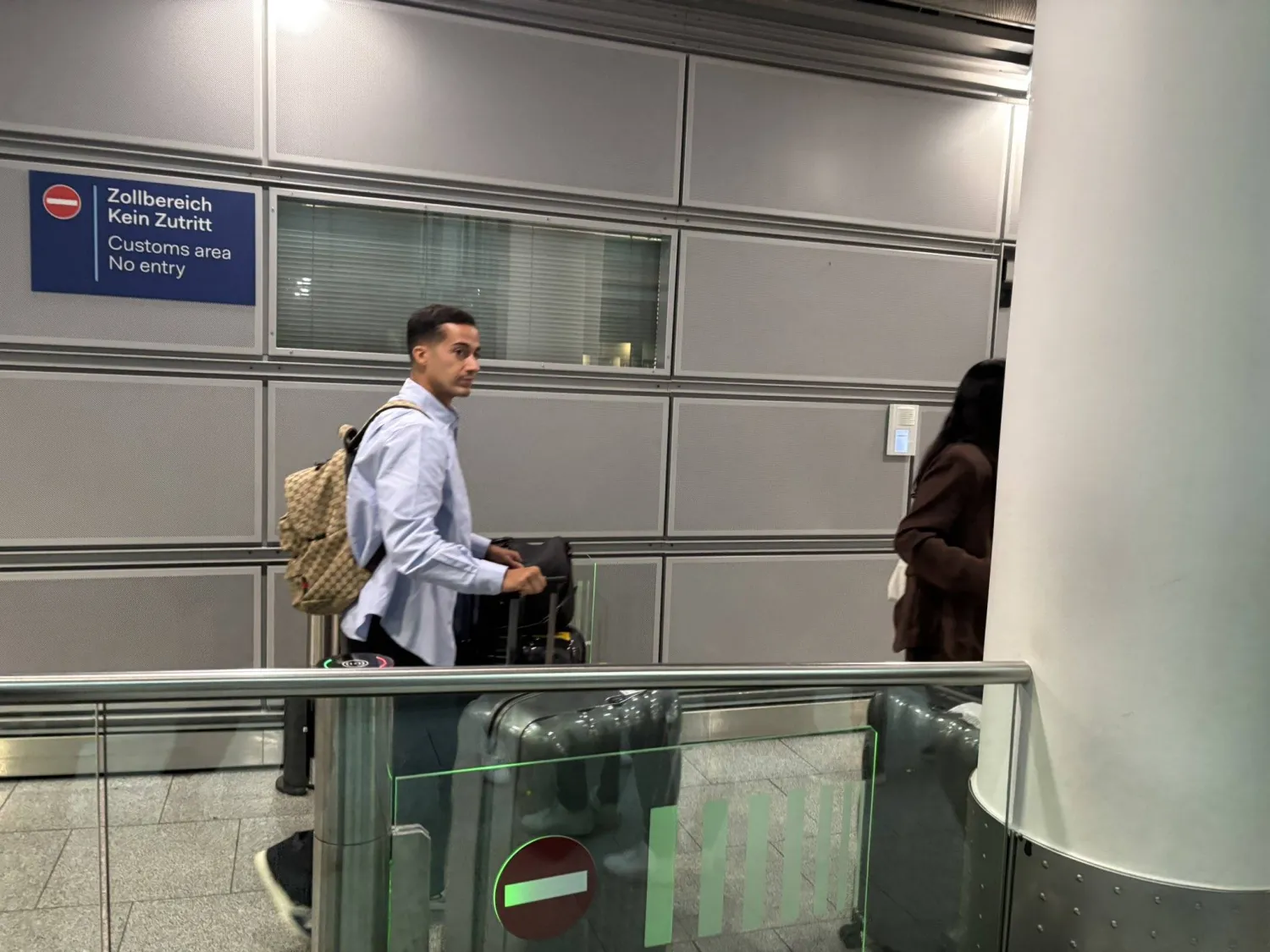 لوكاس فاسكيز بالمطار تمهيداً لإتمام الصفقة (صحافة ألمانية)