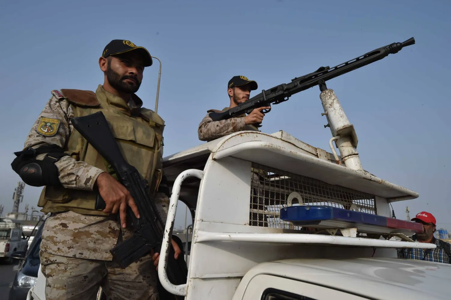 رجال أمن باكستانيون في حراسة ميناء كراتشي بعد تصعيد عسكري بين بلادهم والهند في مايو الماضي (إ.ب.أ)