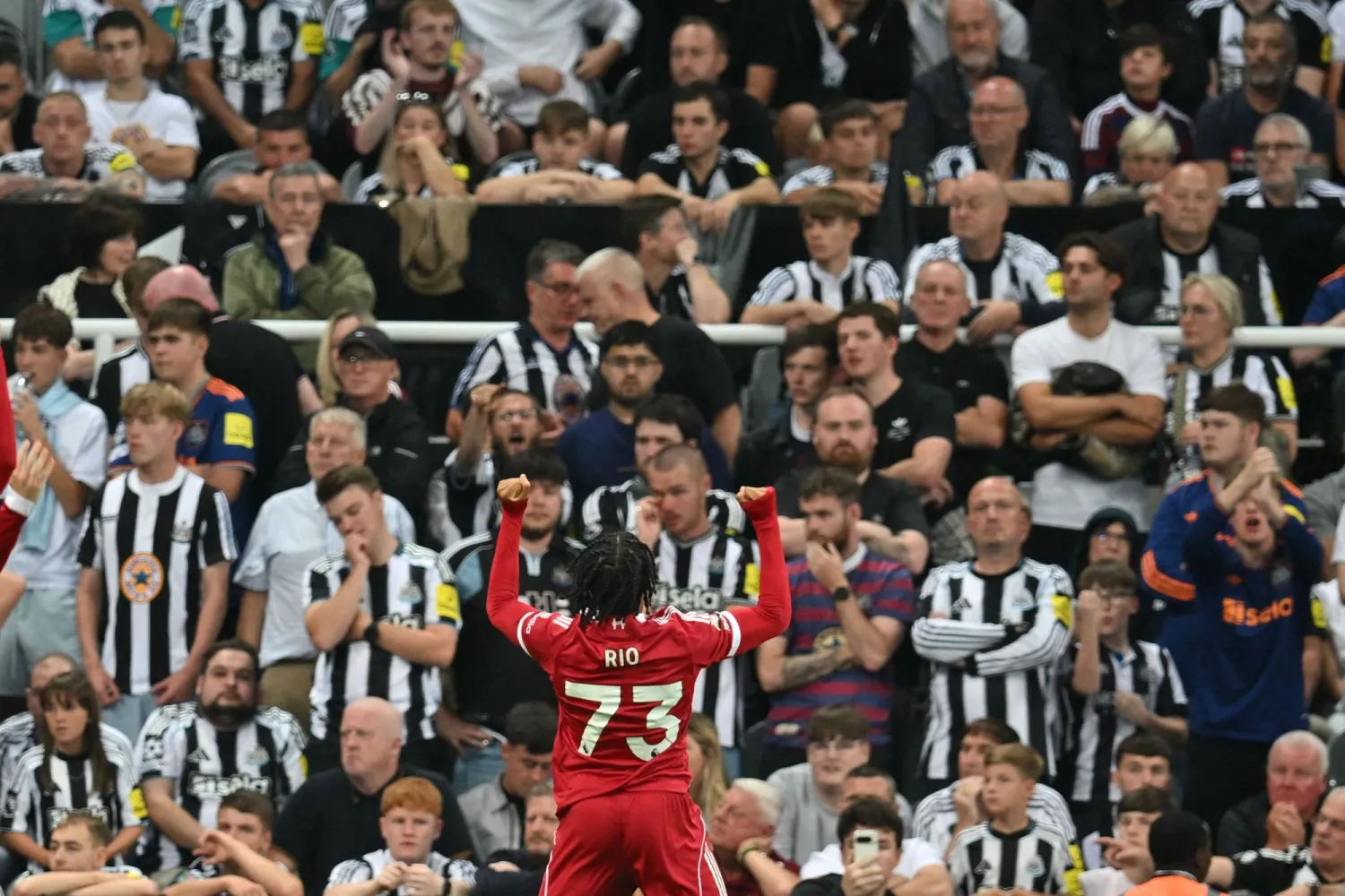 نغوموها خطف الأضواء من عمالقة البريميرليغ وأعاد إشعال صراع قديم بين تشيلسي وليفربول (أ.ف.ب)