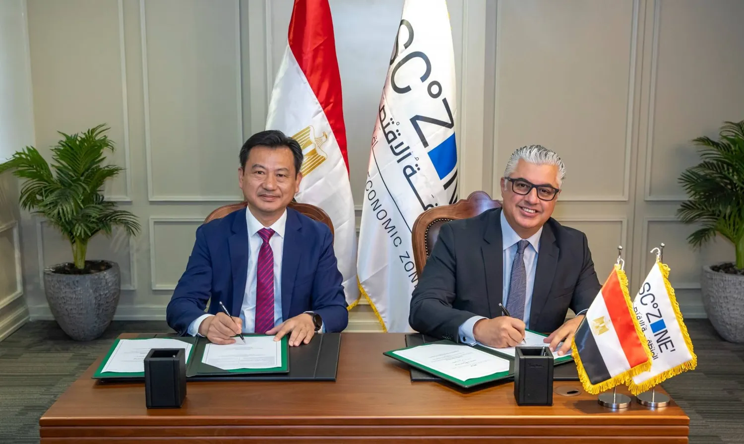 رئيس «اقتصادية قناة السويس» خلال توقيع العقد مع رئيس الشركة الصينية (رئاسة مجلس الوزراء المصري)