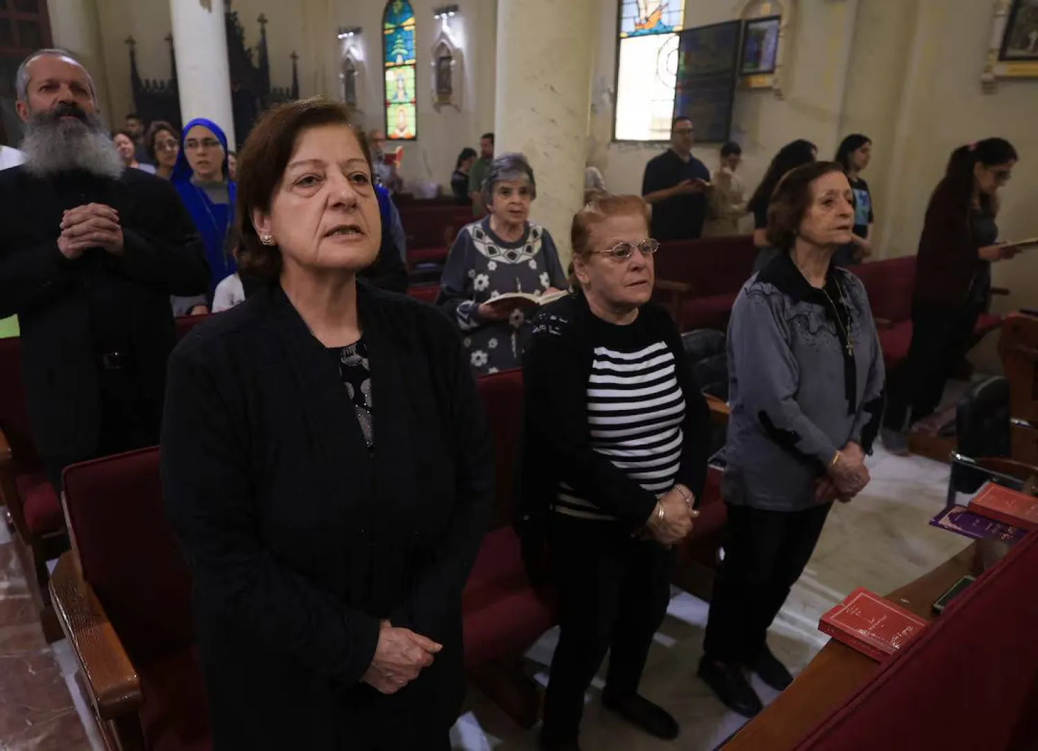 مسيحيون فلسطينيون يشاركون في قداس بكنيسة العائلة المقدسة في مدينة غزة 21 أبريل 2025 (رويترز)