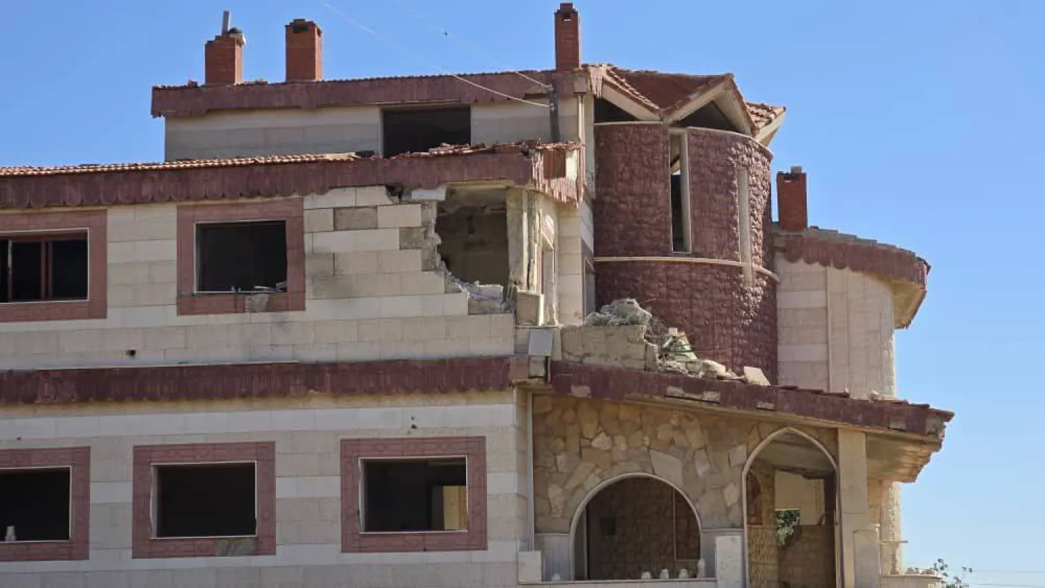 البناء الذي استهدفته إسرائيل في قرية طرنجة بريف القنيطرة الشمالي وأدى إلى مقتل الشاب الضرير رامي أحمد غانم (مركز إعلام القنيطرة)