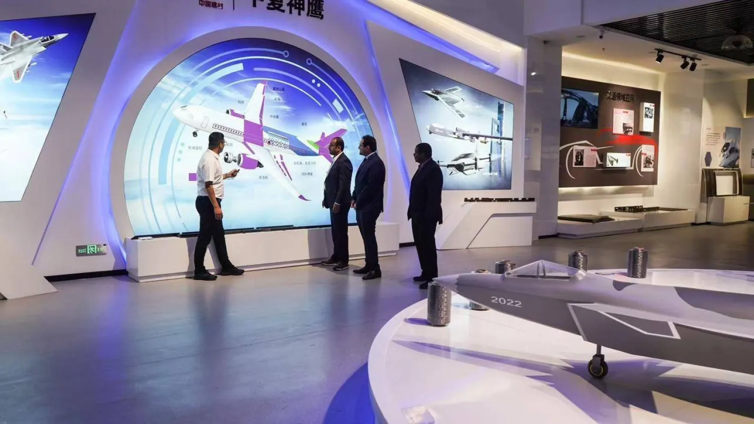 خلال جولة وفد سعودي في أحد المصانع الصينية في شانغهاي (وزارة الاستثمار)