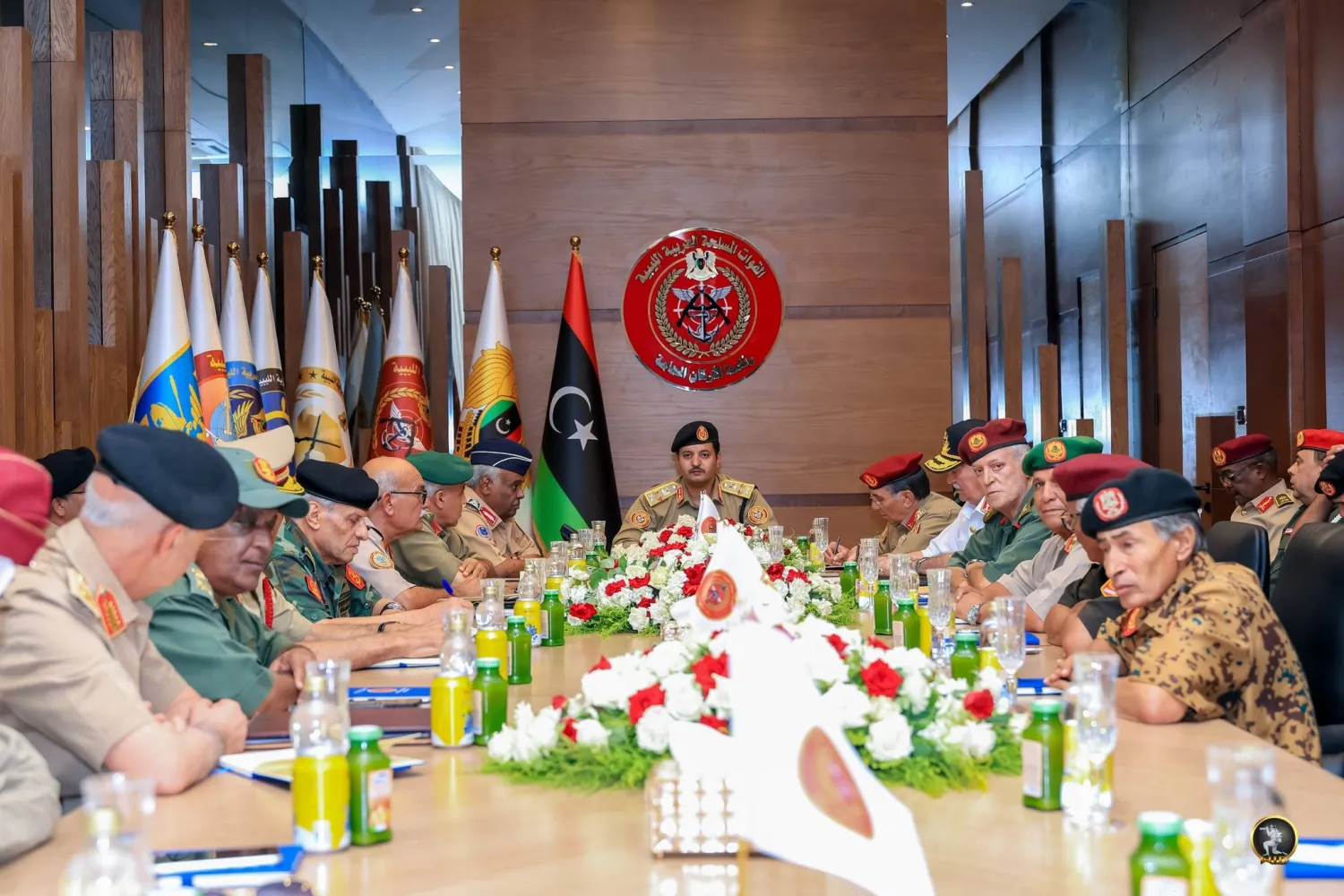 صورة وزّعها «الجيش الوطني» لاجتماع خالد حفتر مع كبار الضباط (القيادة العامة)