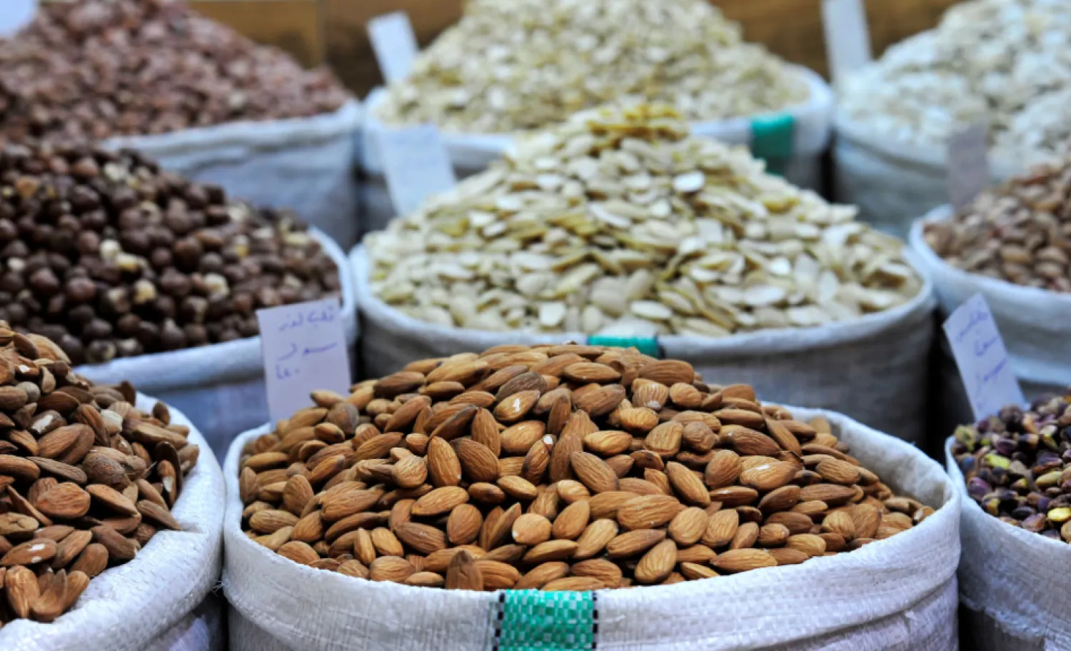 الأنواع الشائعة من المكسرات مثل اللوز والجوز تعدّ طرقاً سهلة لتعزيز العناصر الغذائية التي تحمي القلب في نظامك الغذائي (رويترز)