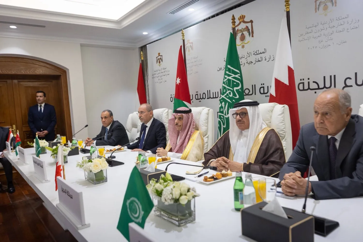 جانب من اجتماع للجنة الوزارية المكلفة من «القمة العربية الإسلامية المشتركة غير العادية» (واس)