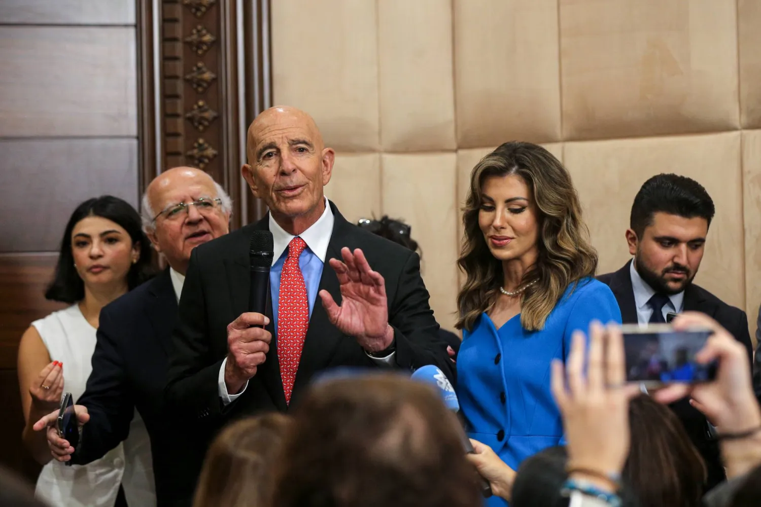 المبعوث الأميركي توم براك ونائبة المبعوث الأميركي إلى الشرق الأوسط مورغان أورتاغوس في القصر الرئاسي (د.ب.أ)